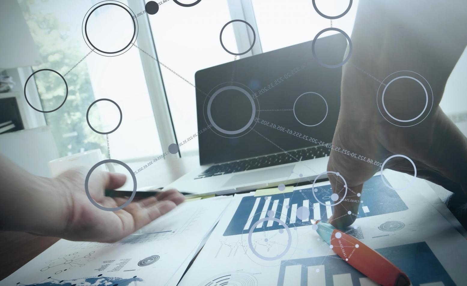 Kursteilnehmende arbeiten an einem Data-Science-Projekt